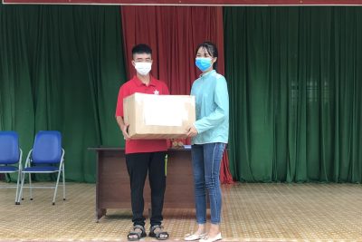 Tiếp sức mùa thi: Học sinh lớp 8 tặng 1300 khẩu trang cho anh chị lớp 12 tham gia thi Tốt nghiệp trong mùa dịch